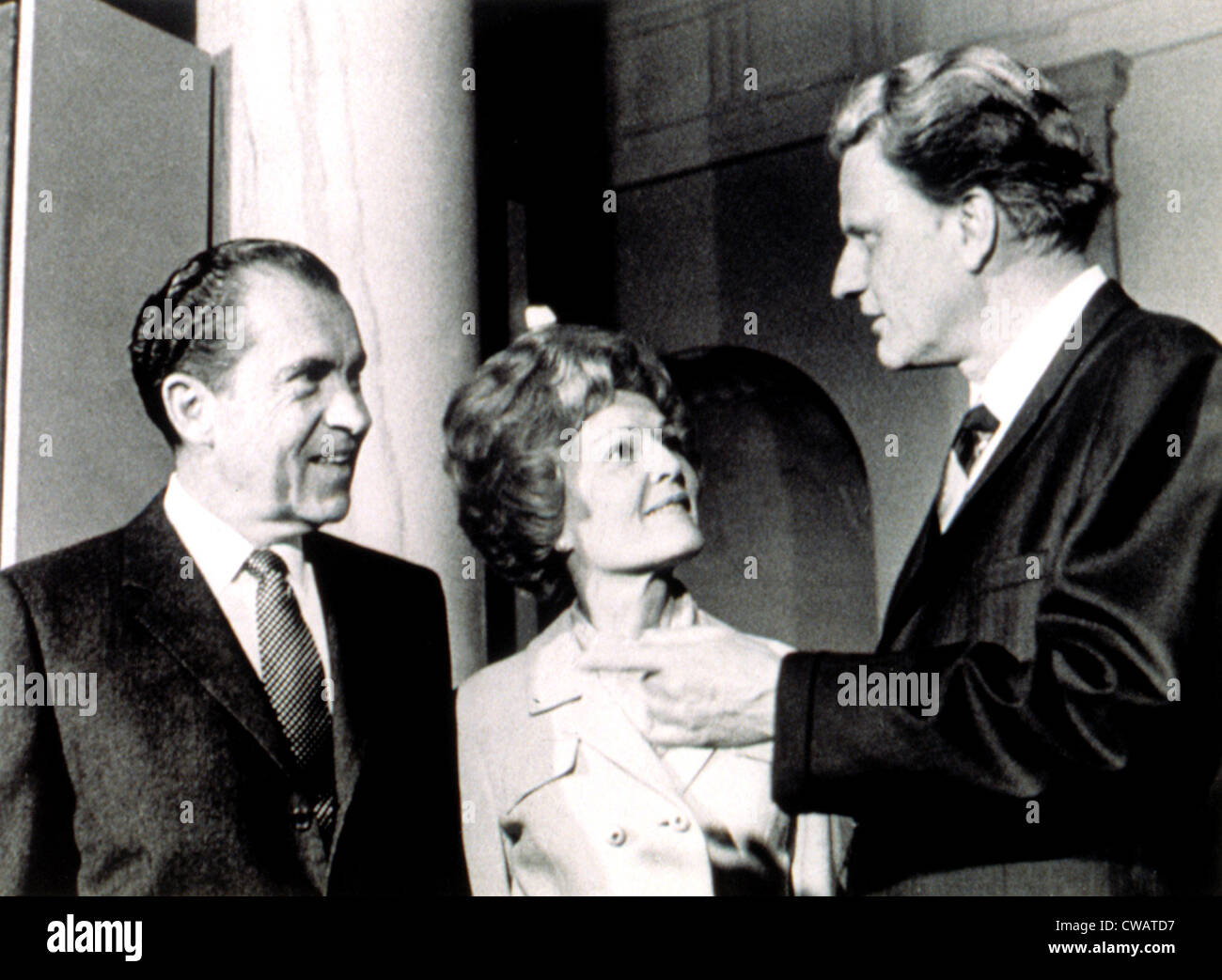 Le président Richard M. Nixon & Première Dame Pat chat avec Billy Graham après que les services de la Maison Blanche, 3/15/70. Avec la permission de : CSU Banque D'Images