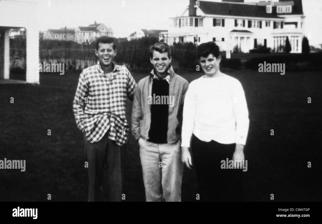 De gauche, John F. Kennedy, Robert Kennedy, Edward Kennedy, Hyannis Port, 1948, Courtesy : Archives CSU/Everett Collection Banque D'Images