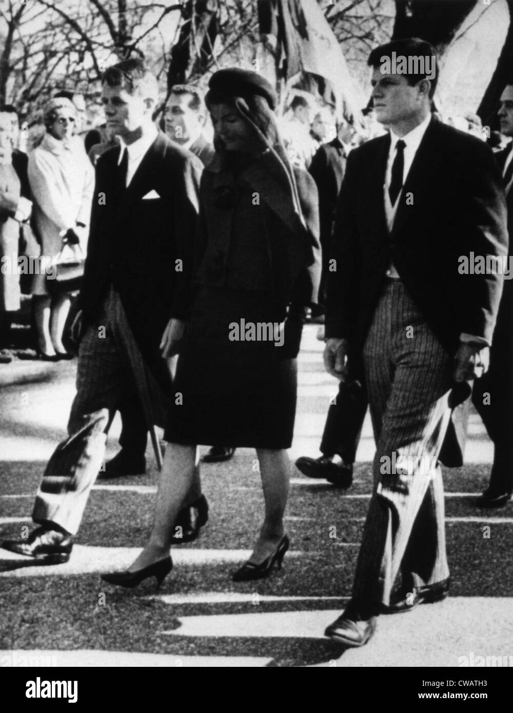 De gauche, Robert Kennedy, Jacqueline Kennedy, Edward Kennedy, à la suite du cercueil du Président Kennedy, le 25 novembre 1963, Banque D'Images