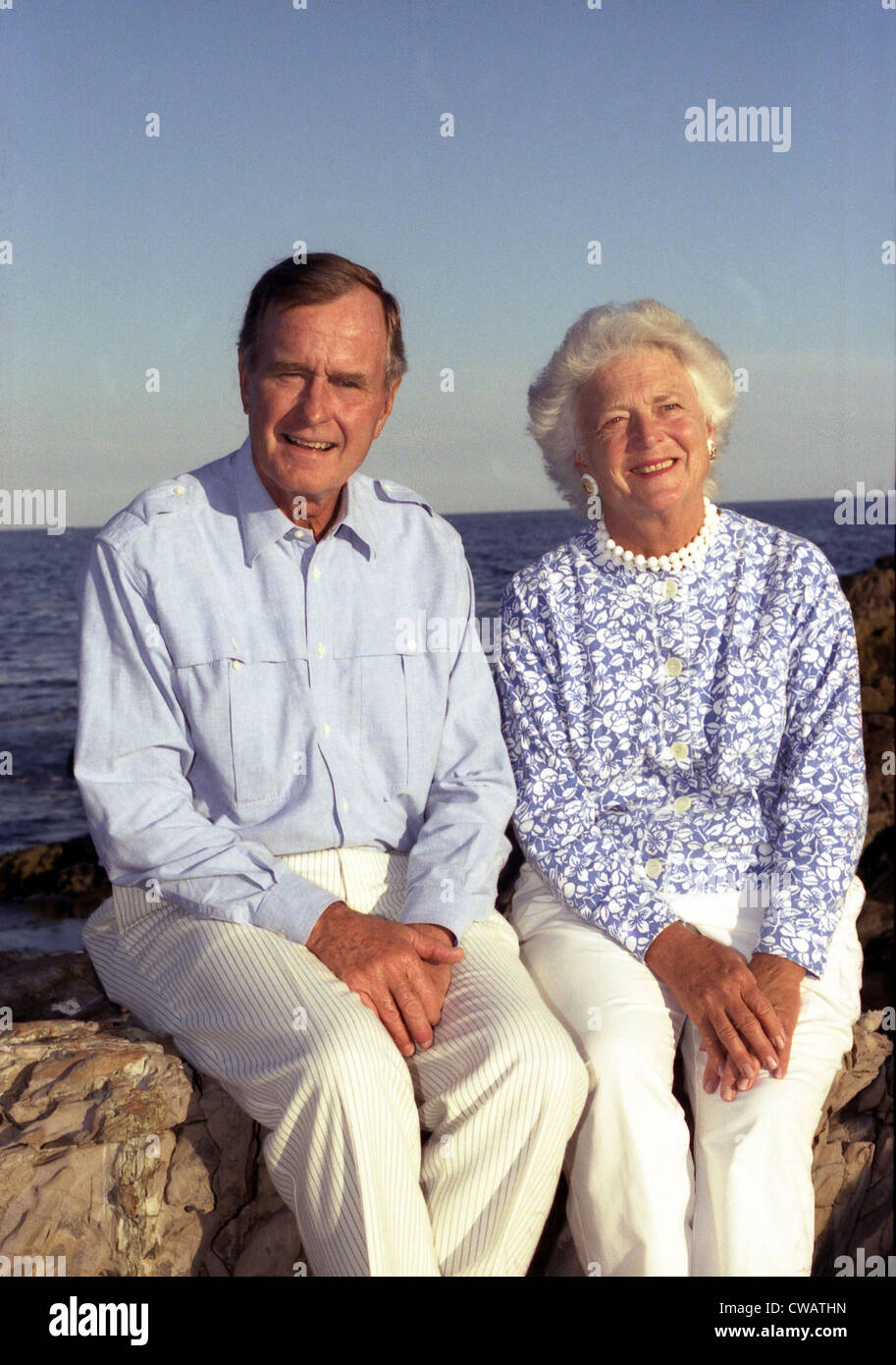 Le Président George Bush et son épouse Barbara à Walker's Point, Kennebunkport, Maine. Le 31 août 1990. 31 août 90 Banque D'Images
