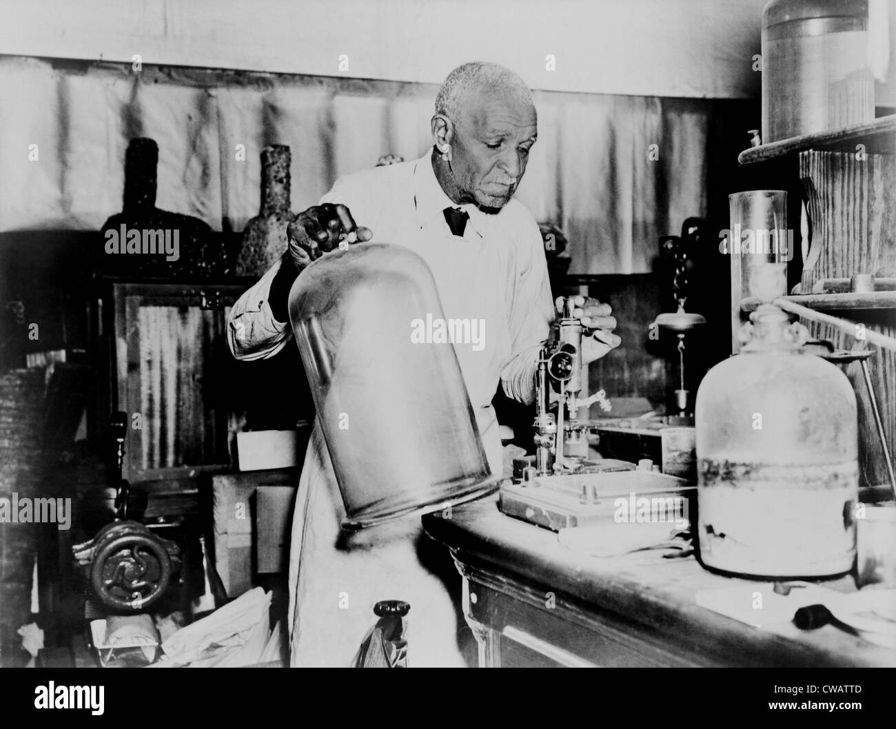 George Washington Carver (1864-1943), un chimiste agricole mis au point de nouveaux produits d'arachides, des patates douces, et le soja à Banque D'Images