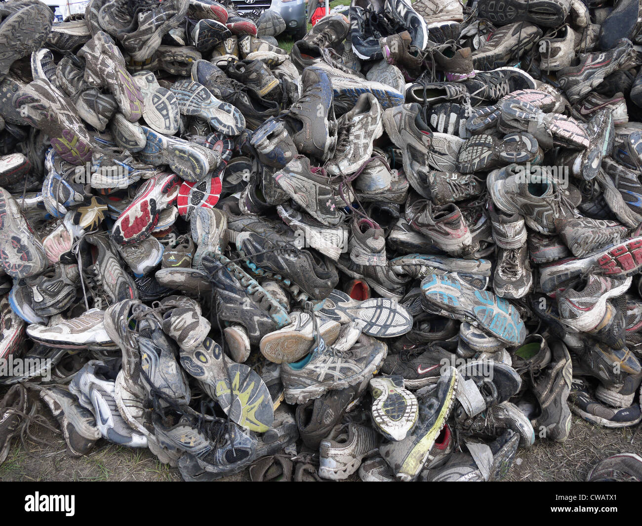 Chaussures de course sale muddy Banque D'Images