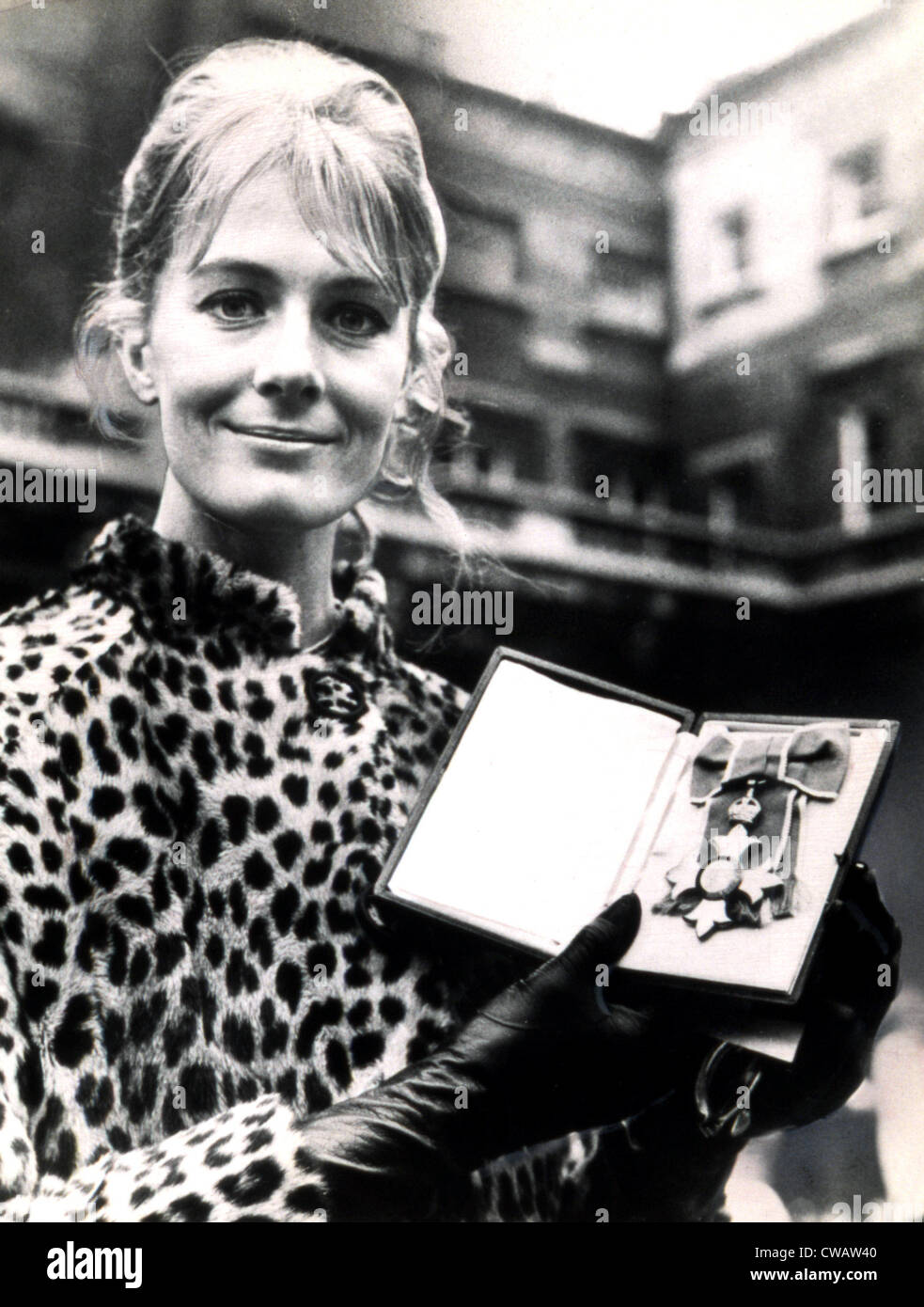 Vanessa Redgrave avec son C.B.E. Award, 1968. Avec la permission de la CSU : Archives / Everett Collection Banque D'Images