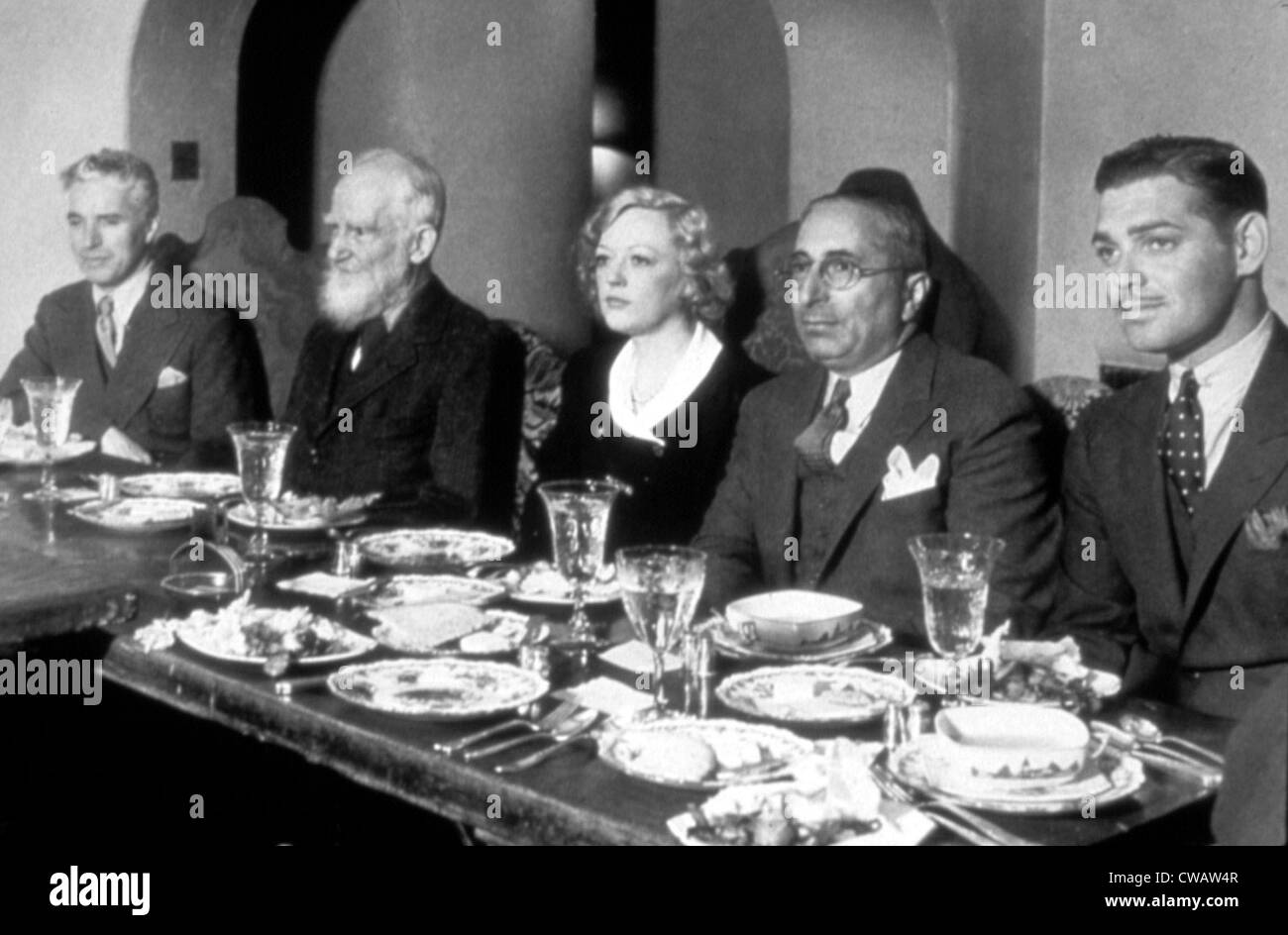 CHARLIE CHAPLIN, George Bernard Shaw, Marion Davies, Louis B. Mayer et Clark Gable à San Simeon, début des années 1930 Banque D'Images