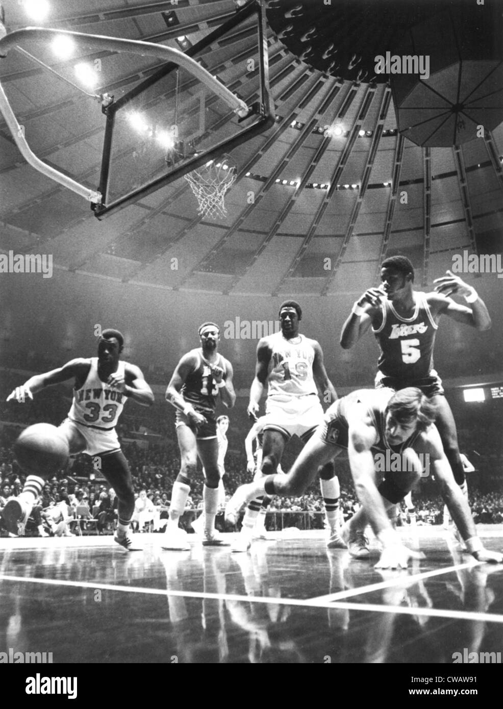NY Knicks & LA Lakers la lutte pour le basket-ball pendant un match au Madison Square Garden, NYC, 16 mars 1971. Avec la permission de : CSU Banque D'Images