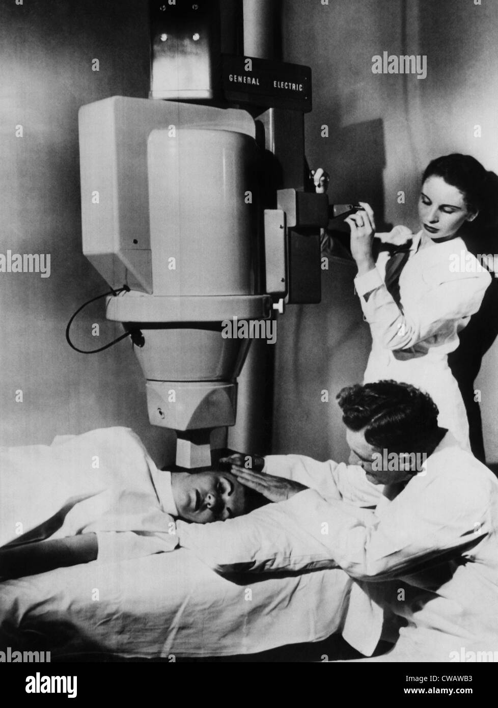 L'Unité du cancer au cobalt 60 Tele-Therapy. Au lieu d'un tube à rayons x, l'unité utilise quatre disques de cobalt radioactifs. Aux environs de 1951. Banque D'Images