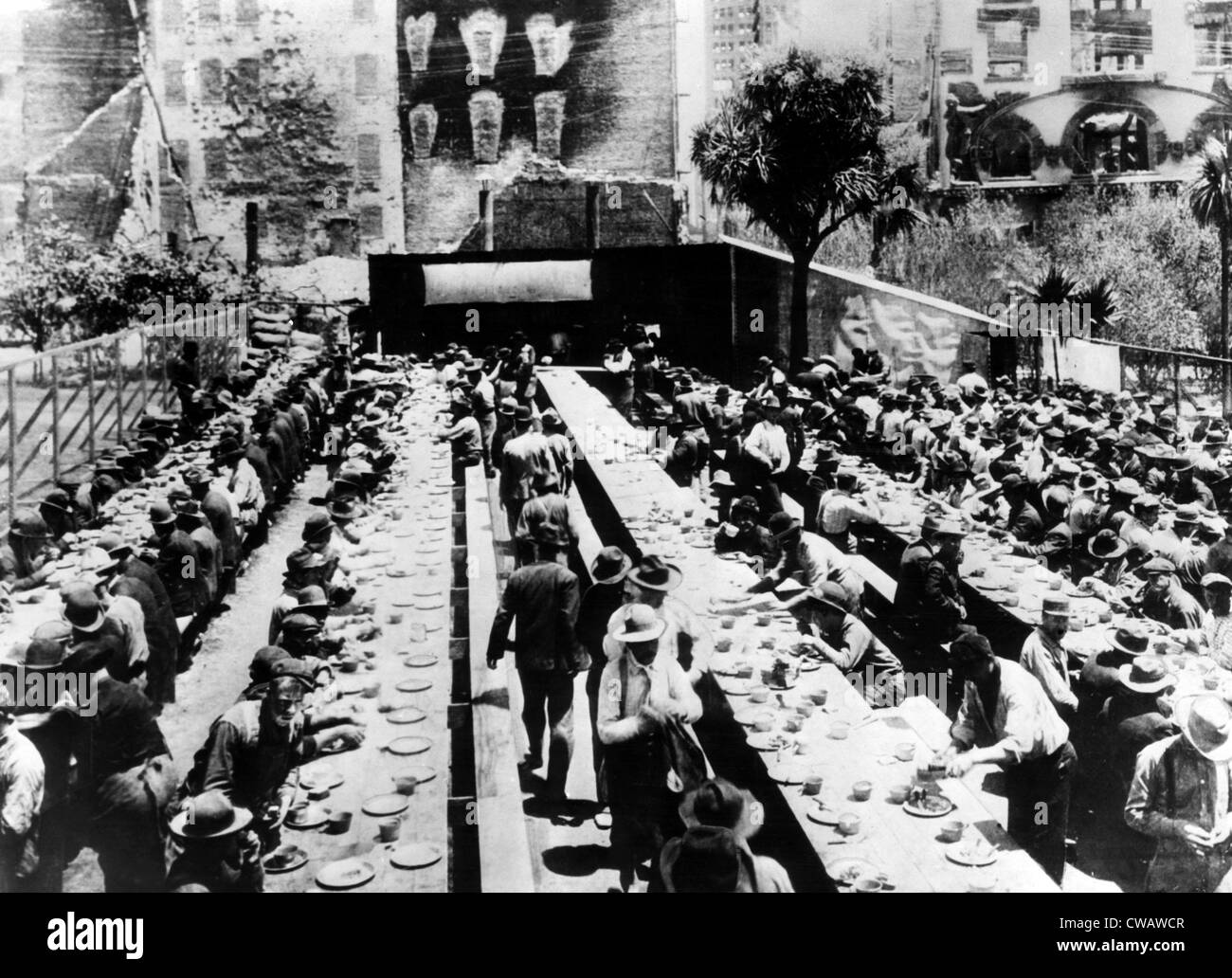 La Croix Rouge, servir de la nourriture aux sans-abri victimes de séisme de 1906, le San Francisco, Californie. 18 et 19 avril 1906. Banque D'Images