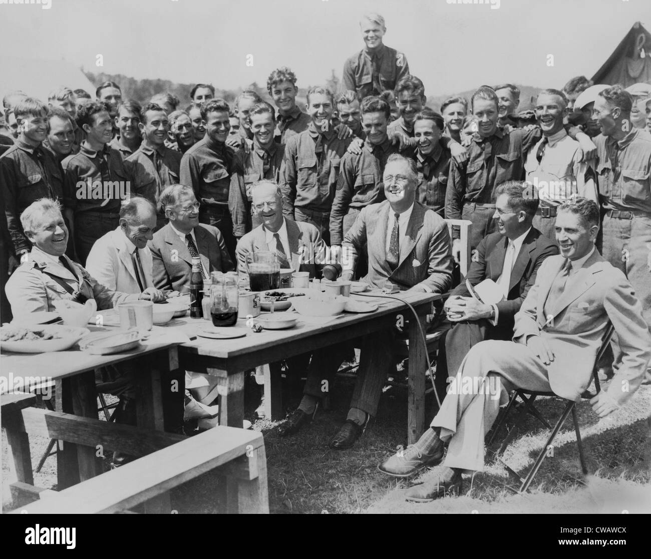 Le président Franklin D. Roosevelt ayant déjeuner à table dans un camp Fechner, Civilian Conservation camp, au Big Meadows, Va. Banque D'Images