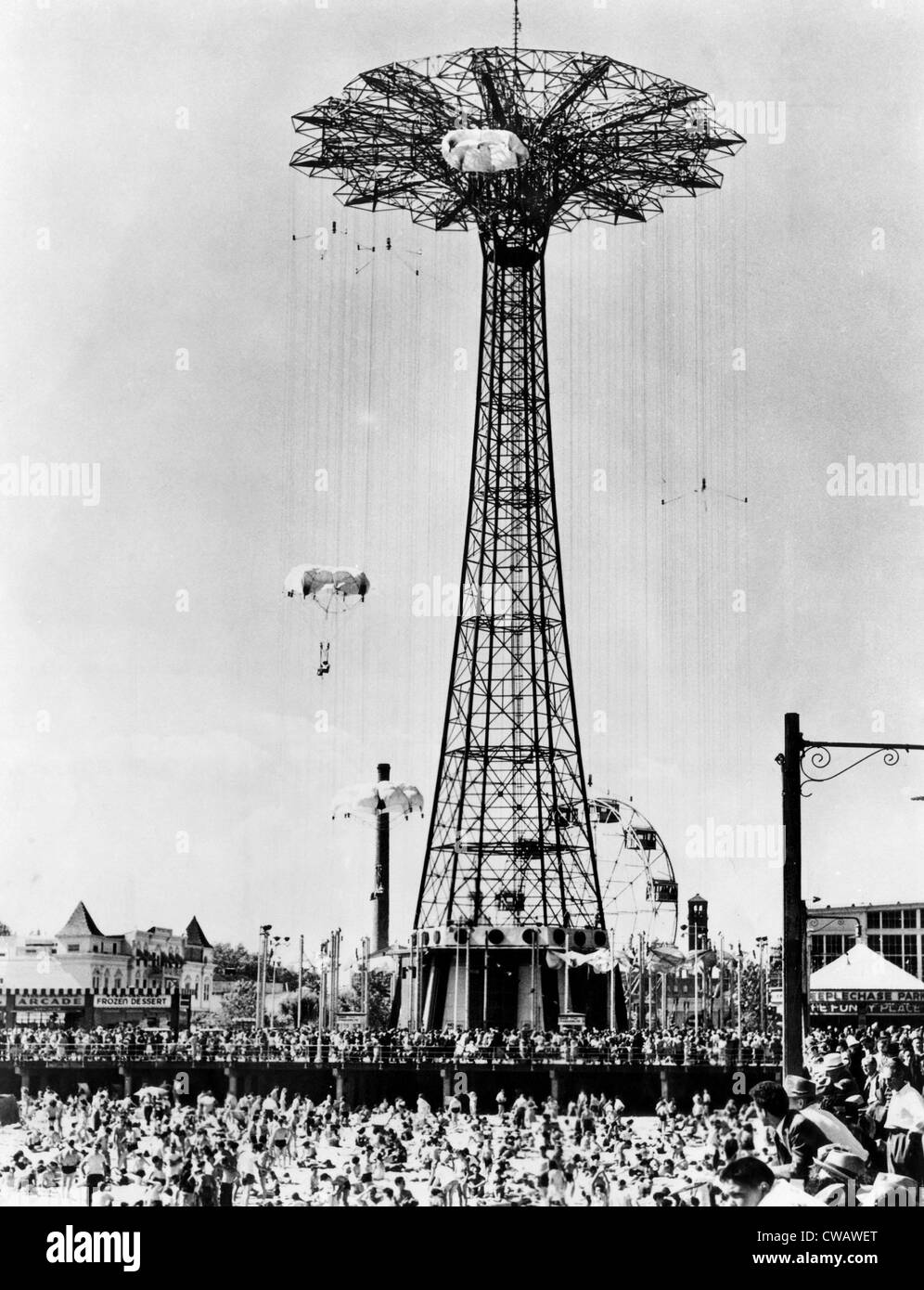 Le saut en parachute au parc Steeplechase dans Coney Island, vers 1960. Avec la permission de : Archives CSU/Everett Collection Banque D'Images