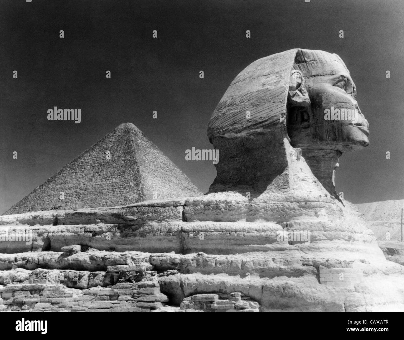 Sphinz et pyramide de Khéops à Gizeh, Egypte. Avec la permission des Archives CSU/Everett Collection Banque D'Images