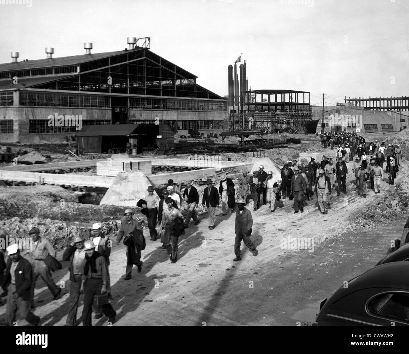 Les travailleurs de la construction à reconstruire une société chimique usine à Texas City, Texas, après qu'il a explosé, 1948.. Avec la permission des Archives / CSU : Banque D'Images