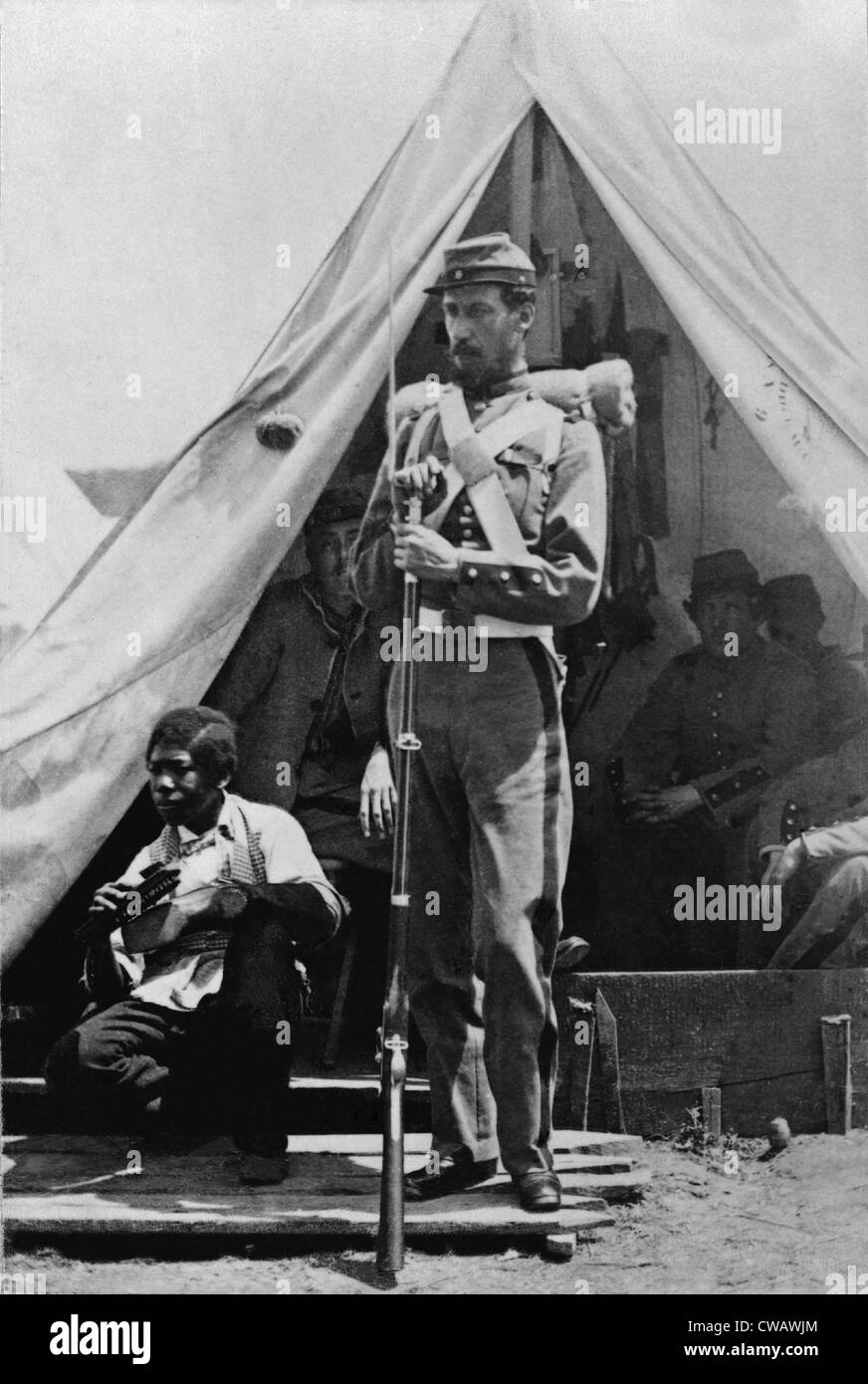 Un soldat de l'Etat de New York avant pose sa tente au camp Cameron tenant son fusil à baïonnette un Afro-américain Banque D'Images