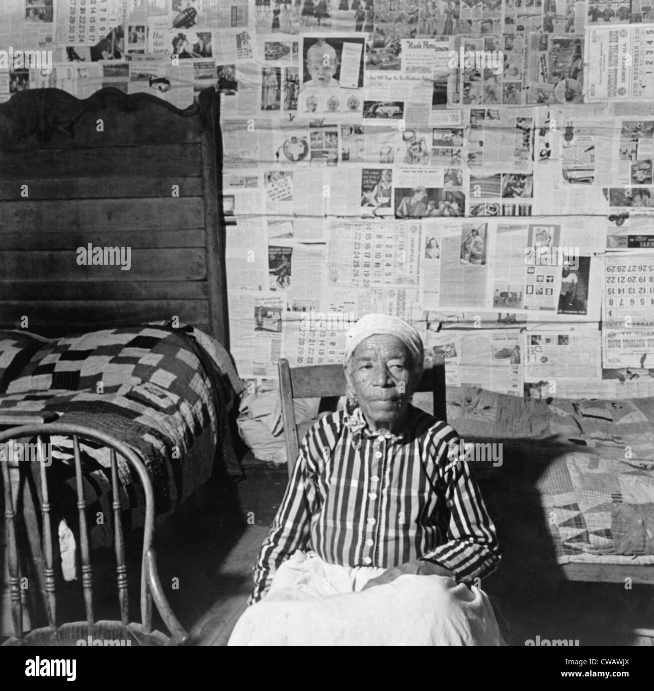 Personnes âgées ancien esclave dans son assise dans sa nouvelle pièce à la maison en mai 1941. Les lits sont recouverts de couettes faites à la main. Banque D'Images