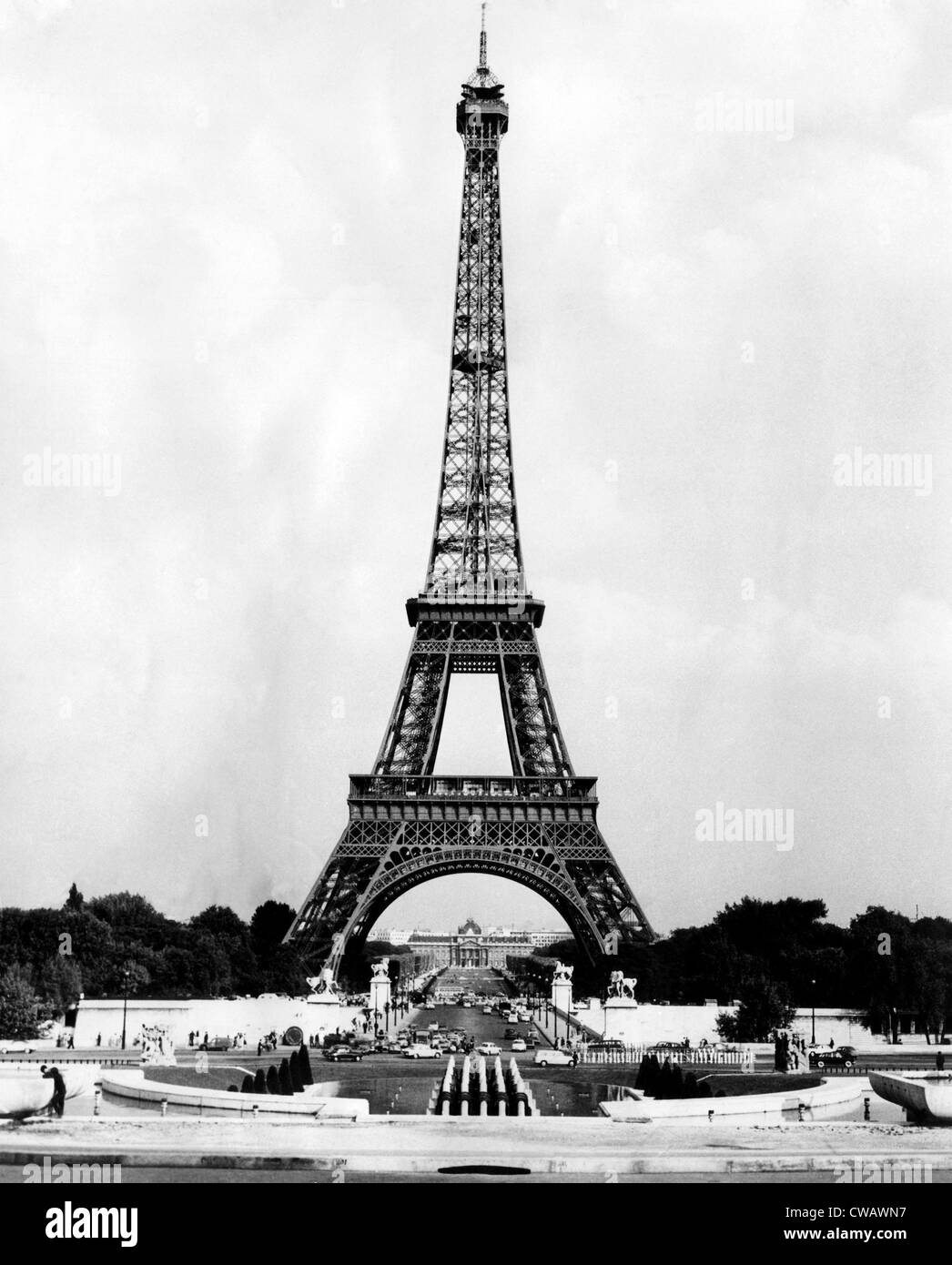 La Tour Eiffel, Paris, France. ca. 1964.Avec la permission de : Archives CSU/Everett Collection Banque D'Images