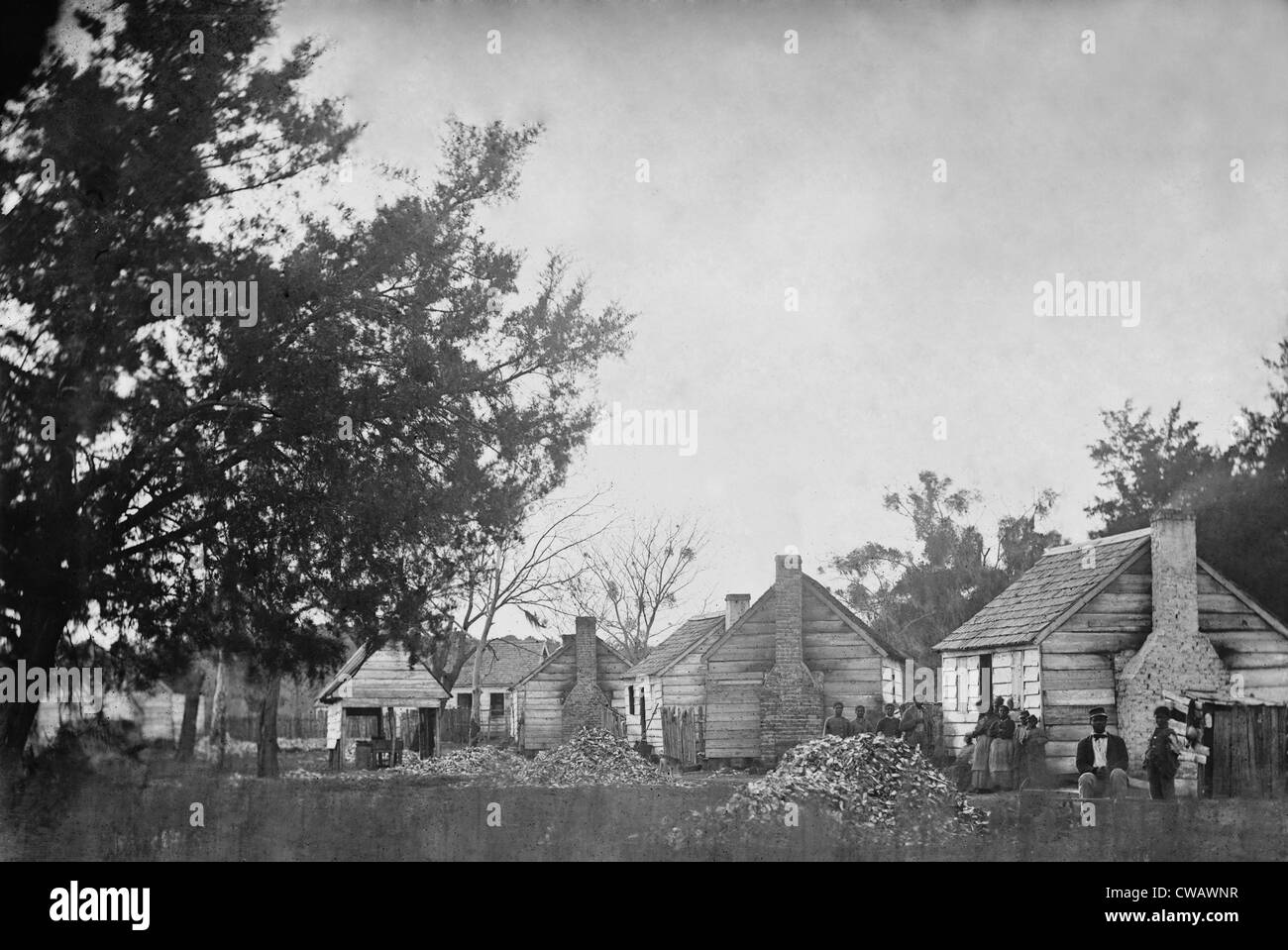 Esclaves assis près de leur cabine sur un Port Royal, plantation de Caroline du Sud après l'arrivée des forces de l'Union fin 1861. Banque D'Images