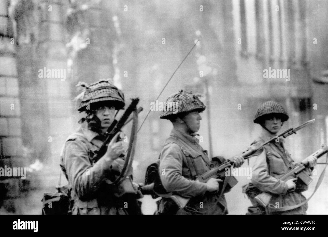 Soldats britanniques montent la garde dans la section Falls Road de Belfast. Le 15 août 1969. Avec la permission de : Archives CSU/Everett Collection. Banque D'Images