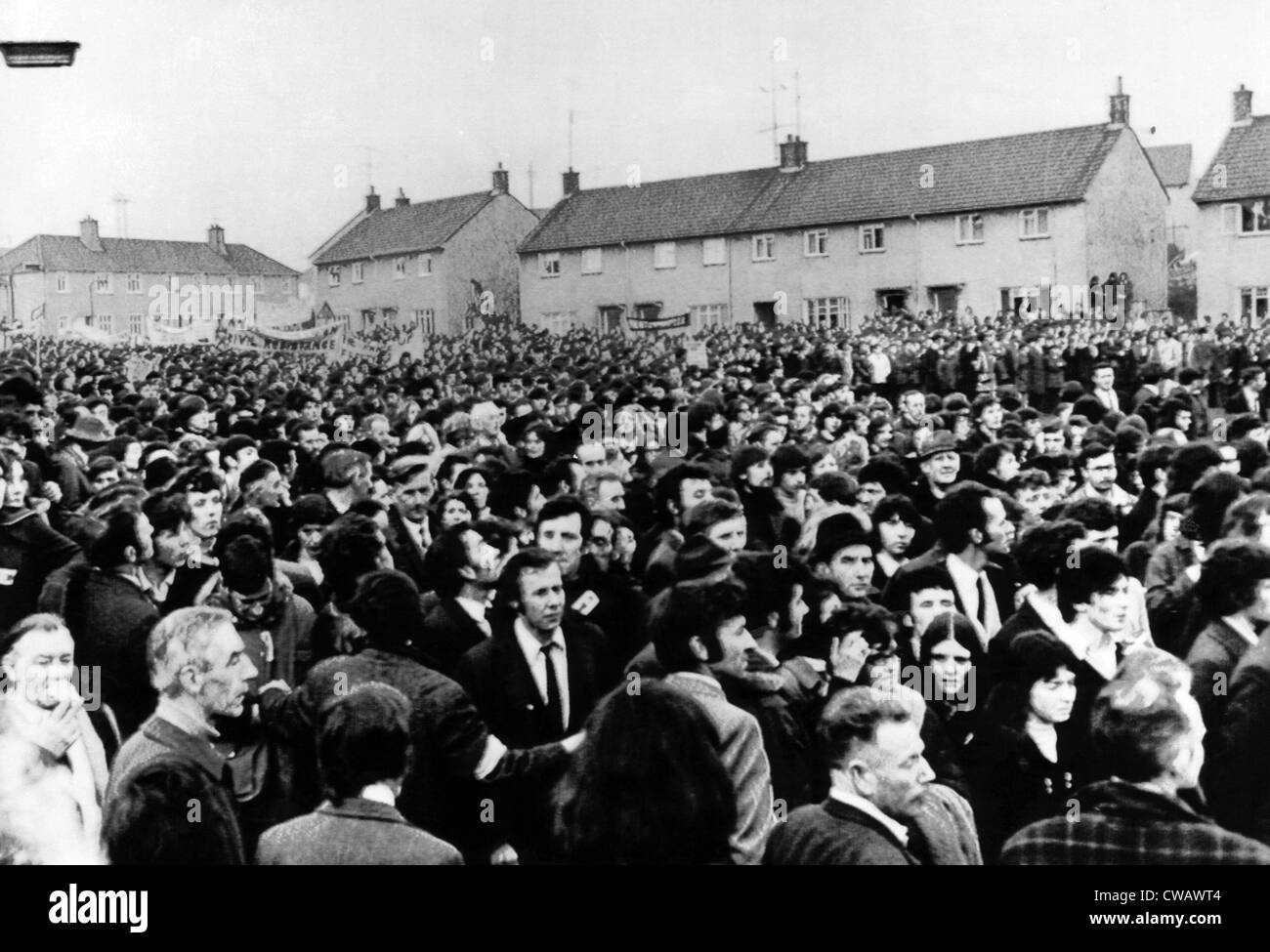Une vue générale de l'Irlandais des manifestants dans la Derrybeg housing estate à Newry, en Irlande du Nord. 21 juillet, 1972. Avec la permission de : CSU Banque D'Images