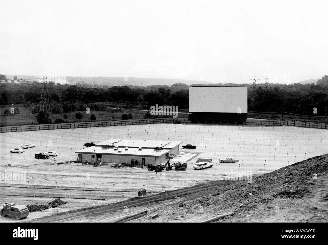 Drive-in cinéma en construction à Cleveland, Ohio, 1957. Avec la permission de la CSU : Archives / Everett Collection Banque D'Images