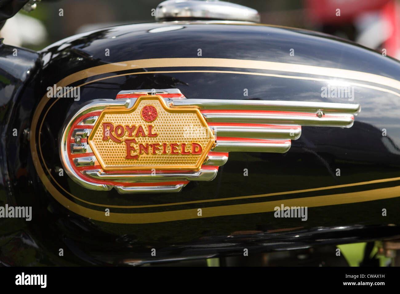 Moto Royal Enfield badge autocollant Réservoir à un show ground en