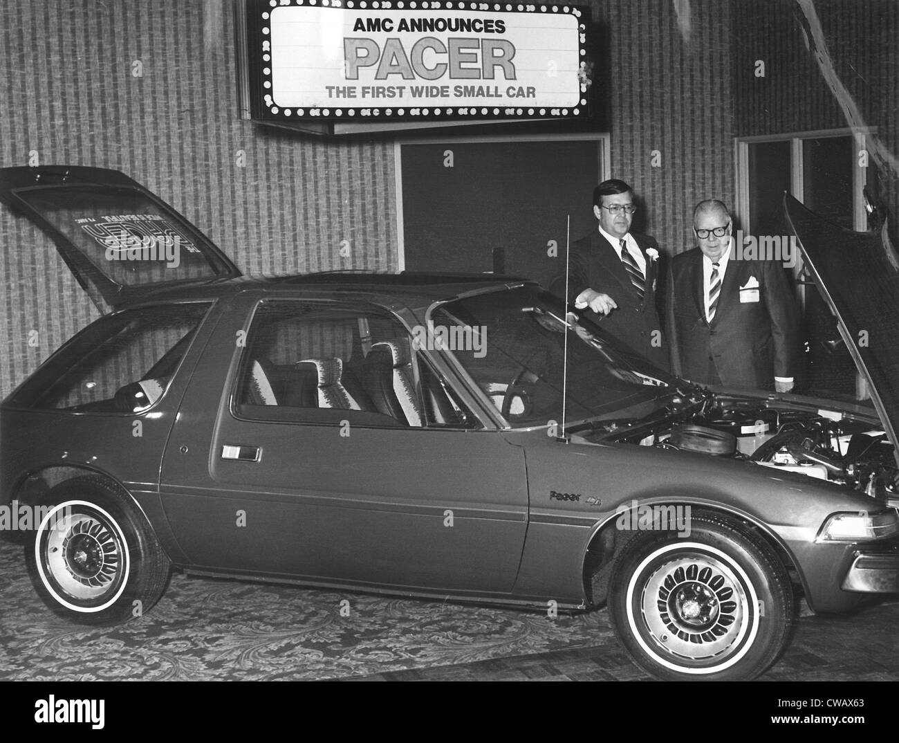 AMC Pacer, présente la première, l'échelle de leur petite voiture. Vic Kray & Jack Rocks, les gestionnaires dans l'AMC à Cleveland, OH, font la promotion de Banque D'Images