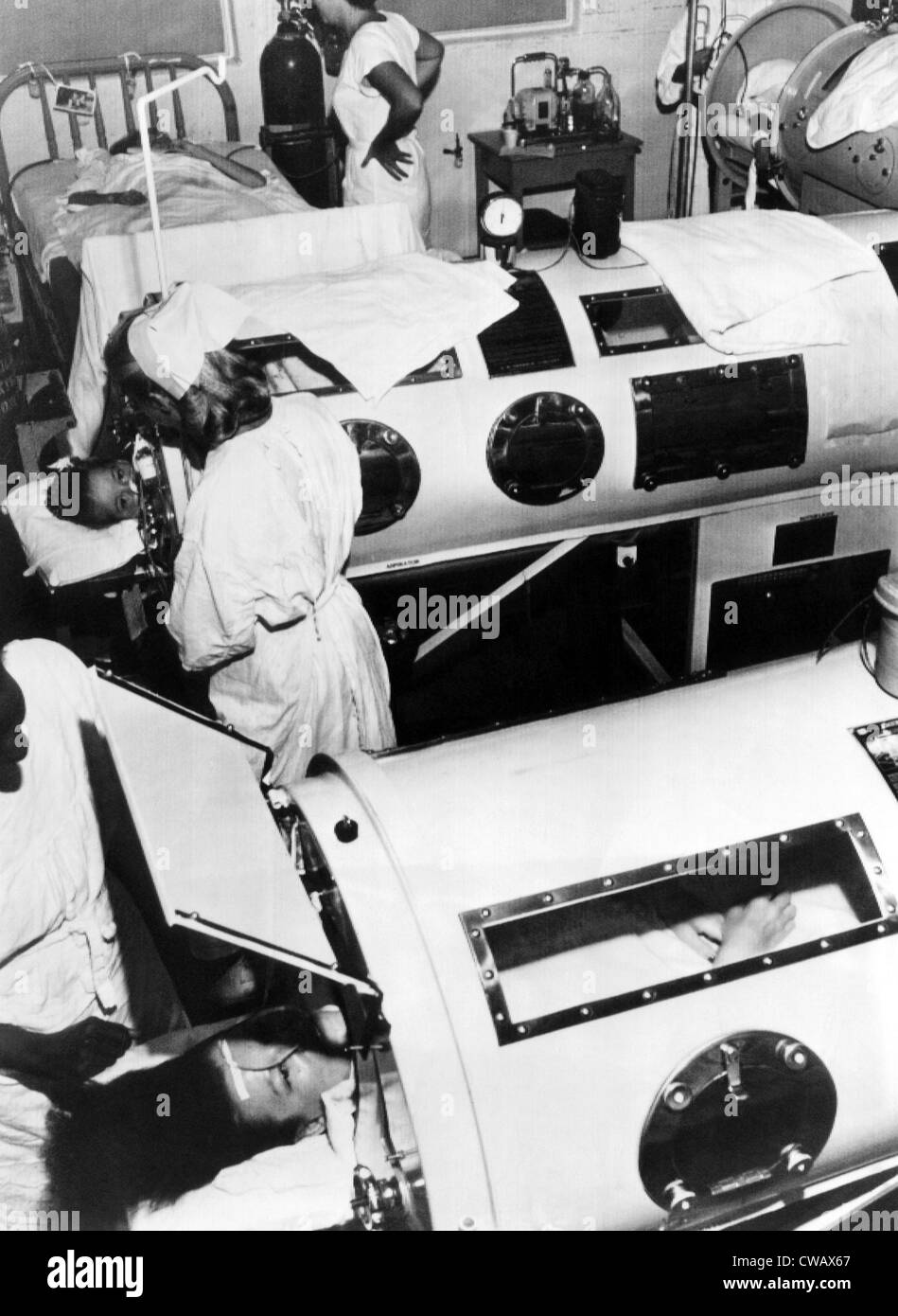 Les patients traités par la poliomyélite poumons d'acier dans un hôpital, vers 1948. Avec la permission de : Archives CSU/Everett Collection Banque D'Images