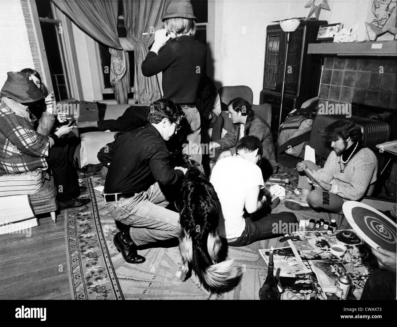 San Francisco, Californie, les hippies de traîner dans un appartement, 3/17/1967. Avec la permission de la CSU : Archives / Everett Collection Banque D'Images