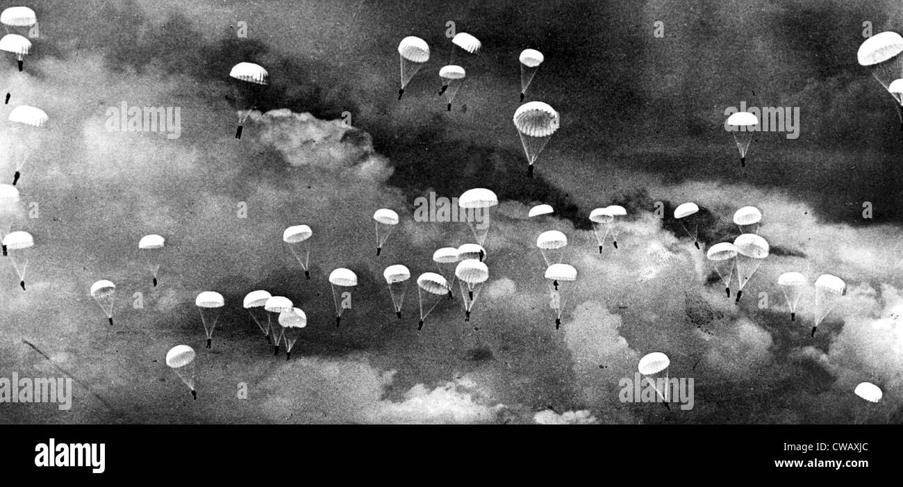 EV1945 - parachutistes du 101e américain Airborene Divion l'atterrissage derrière Utah Beach, le 6 juin 1944. Avec la permission des Archives / CSU : Banque D'Images