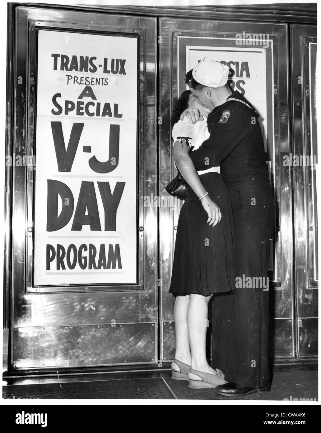 EV1948 - marin américain et sa petite amie célébrer la nouvelle de la fin de la guerre avec le Japon en face de l'Trans-Lux Theater à New Banque D'Images