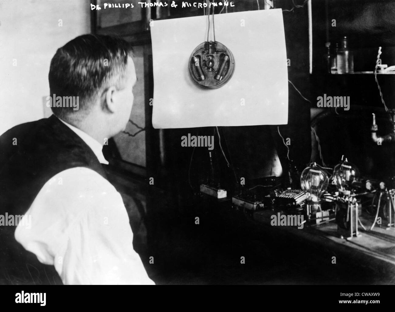 Le Dr Phillips, Thomas, et au début des années 1890, vers le microphone. Banque D'Images