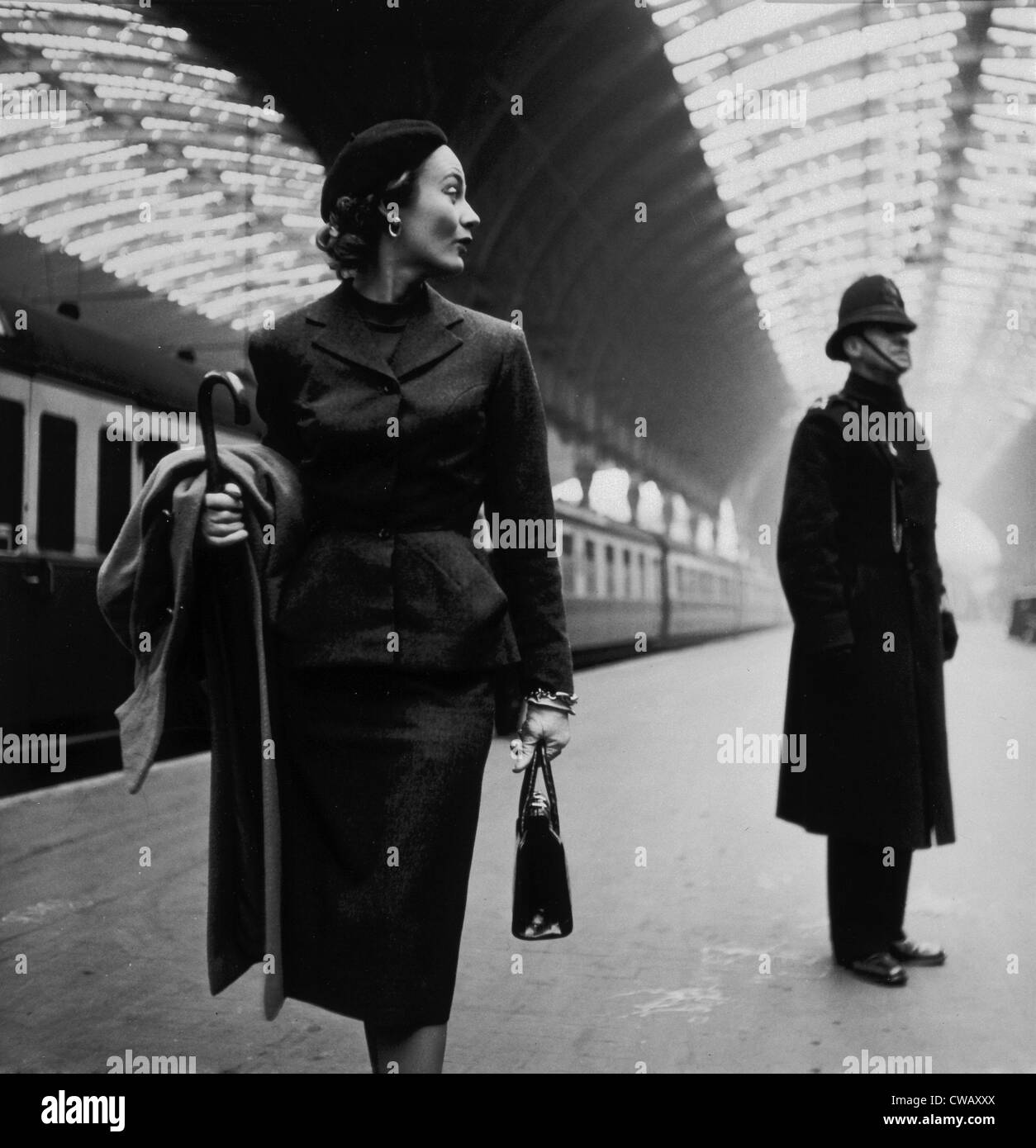 La gare de Victoria, Londres, Angleterre, photo de Toni Frissell, 1951. Banque D'Images