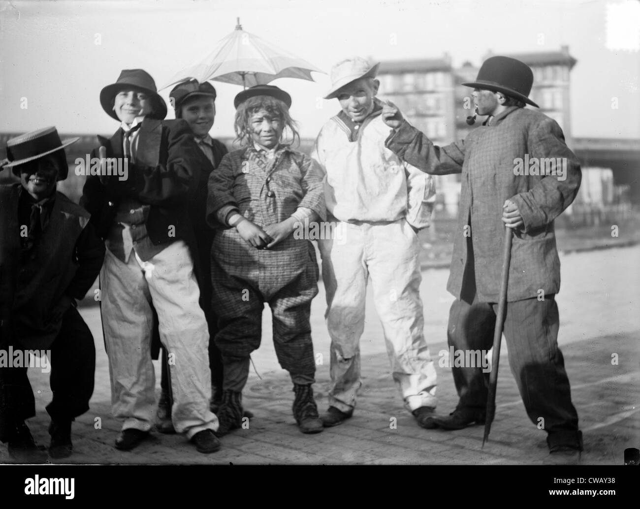 L'Halloween, les enfants vêtus de costumes, circa 1930. Banque D'Images