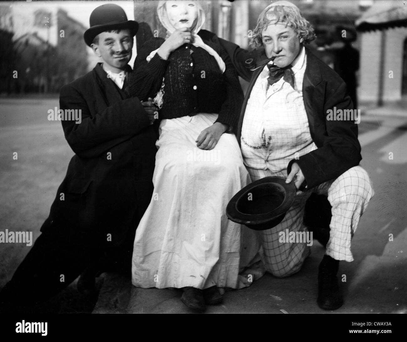 Halloween, vêtus de costumes, circa 1930. Banque D'Images