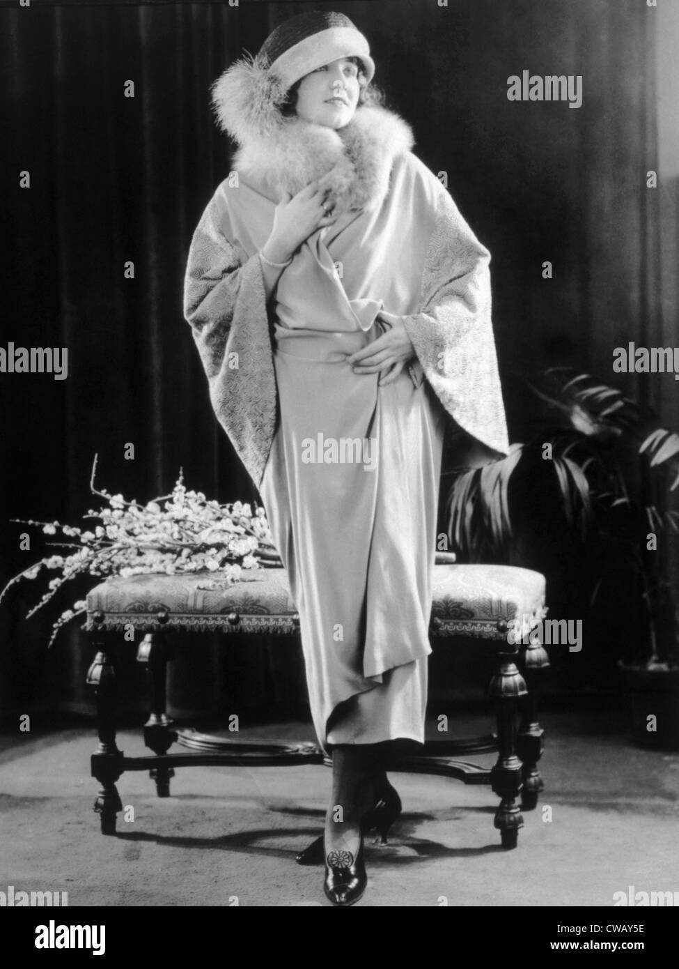 Robe de crêpe de platine avec col de fourrure de renard et manches brodées, 1923. Photo : Courtesy Everett Collection Banque D'Images