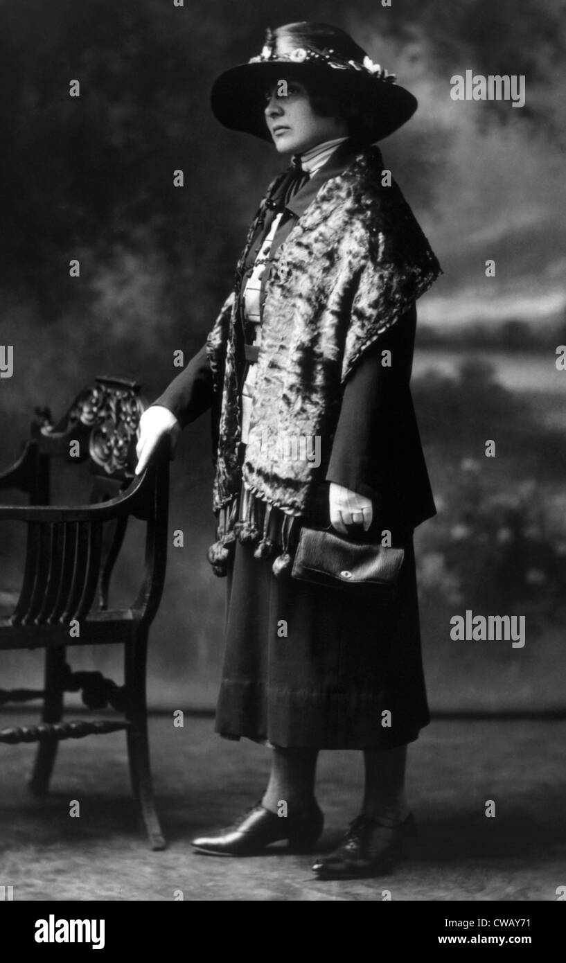Modélisation de la femme d'une écharpe, d'un chapeau, et de sacs à main, vers la fin des années 1910. Photo : Courtesy Everett Collection Banque D'Images