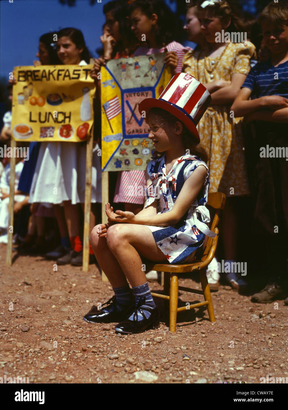 La Reine de mai, Emily, Schwak à Beecher Street School, une école d'italien, polonais et américains par Fenno Jacobs, Banque D'Images