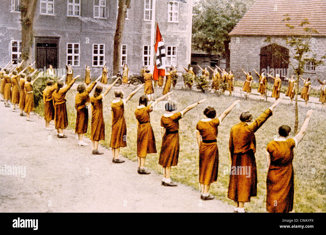 L'Allemagne nazie, Junge Deutsche Madel, donnant le salut nazi, ch. 1933. Banque D'Images