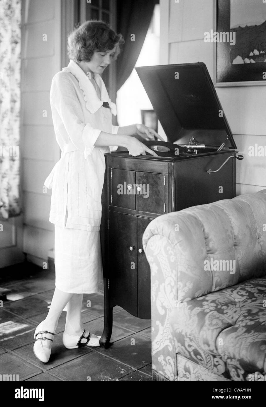 Femme jouant de l'enregistrer, vers 1930. Banque D'Images