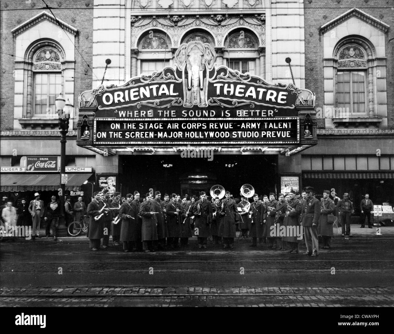 Le théâtre oriental extérieur avec le brass band, dit : "Lorsque le son est meilleur, sur la scène du corps de l'Armée de l'air - Examen Banque D'Images