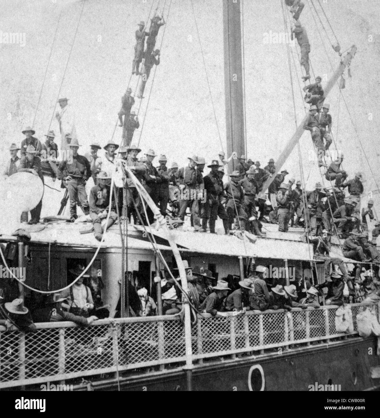 La guerre hispano-américaine (avril-août 1898), le Yucatan transportant les Rough Riders de Roosevelt à Cuba, 1898. Stéréo de l'albumen Banque D'Images