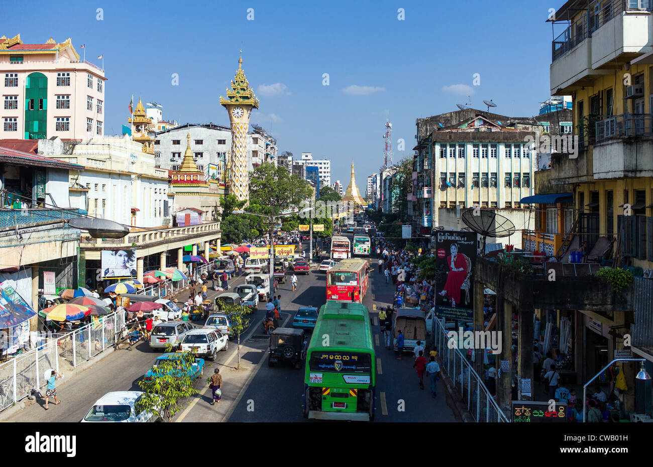 Le Myanmar, Yangon, le trafic dans le centre-ville Banque D'Images