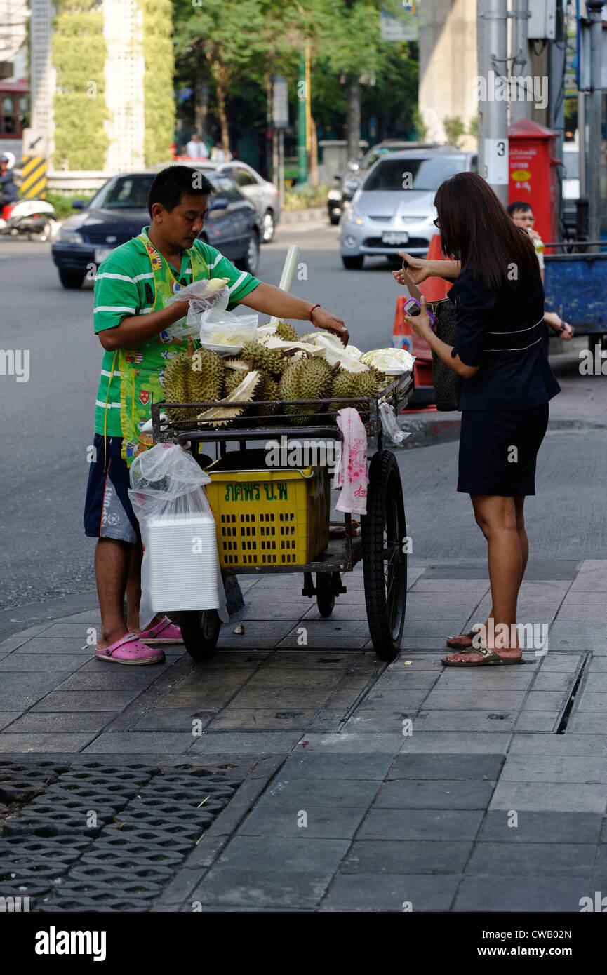 Femme achat de nourriture à un décrochage hawker dans les rues de Bangkok Banque D'Images