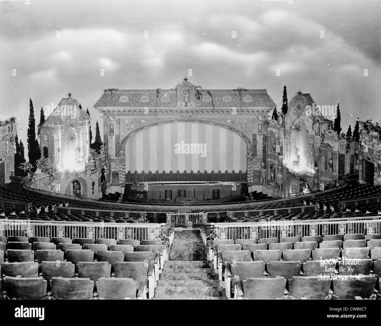 Cinéma, théâtre Loew's, vue sur le centre de la scène, conçu par John Eberson, un exemple de design Churrigueresque, 625 South Banque D'Images