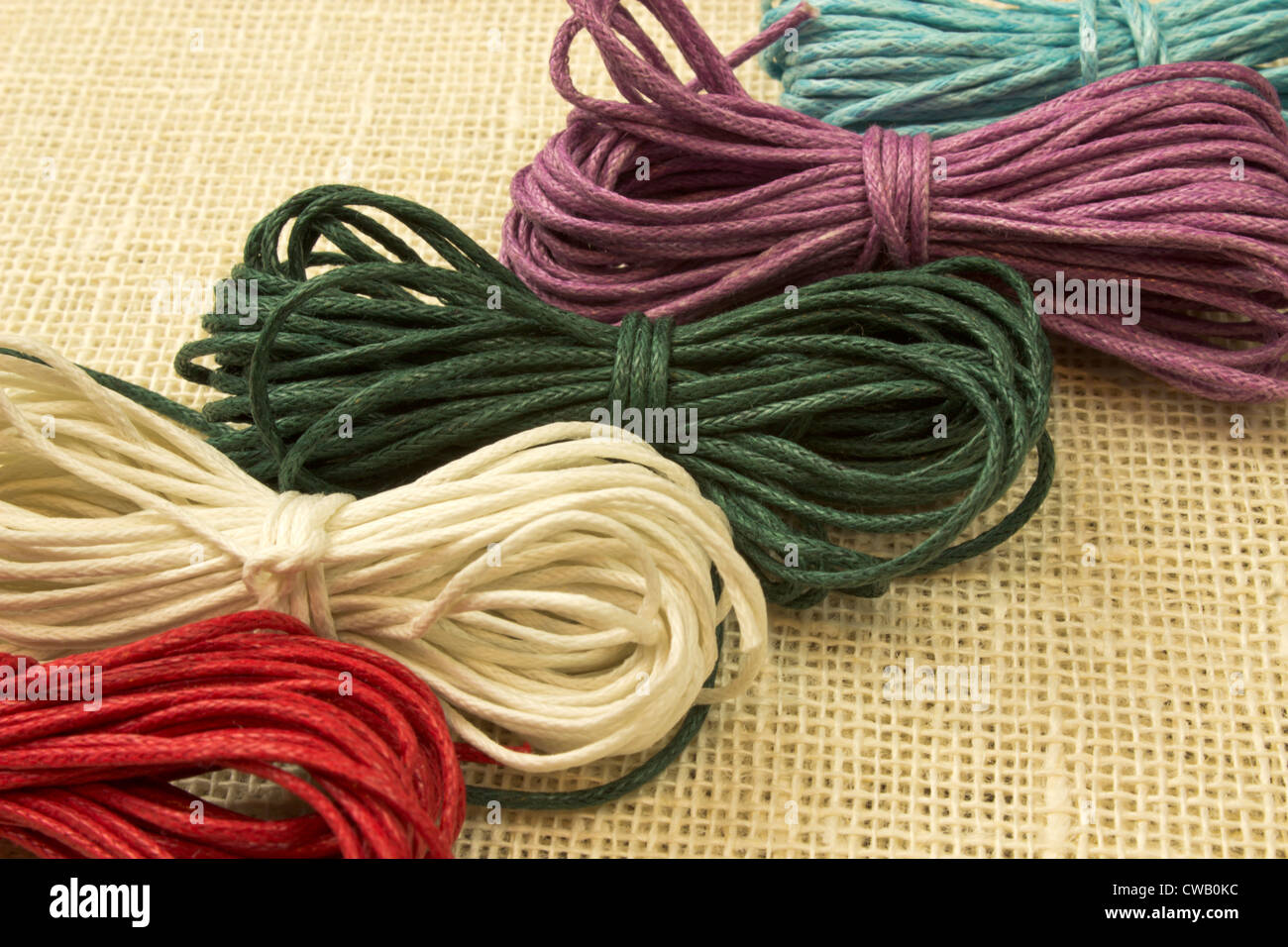 Belle image de cordes avec cinq couleurs différentes Banque D'Images