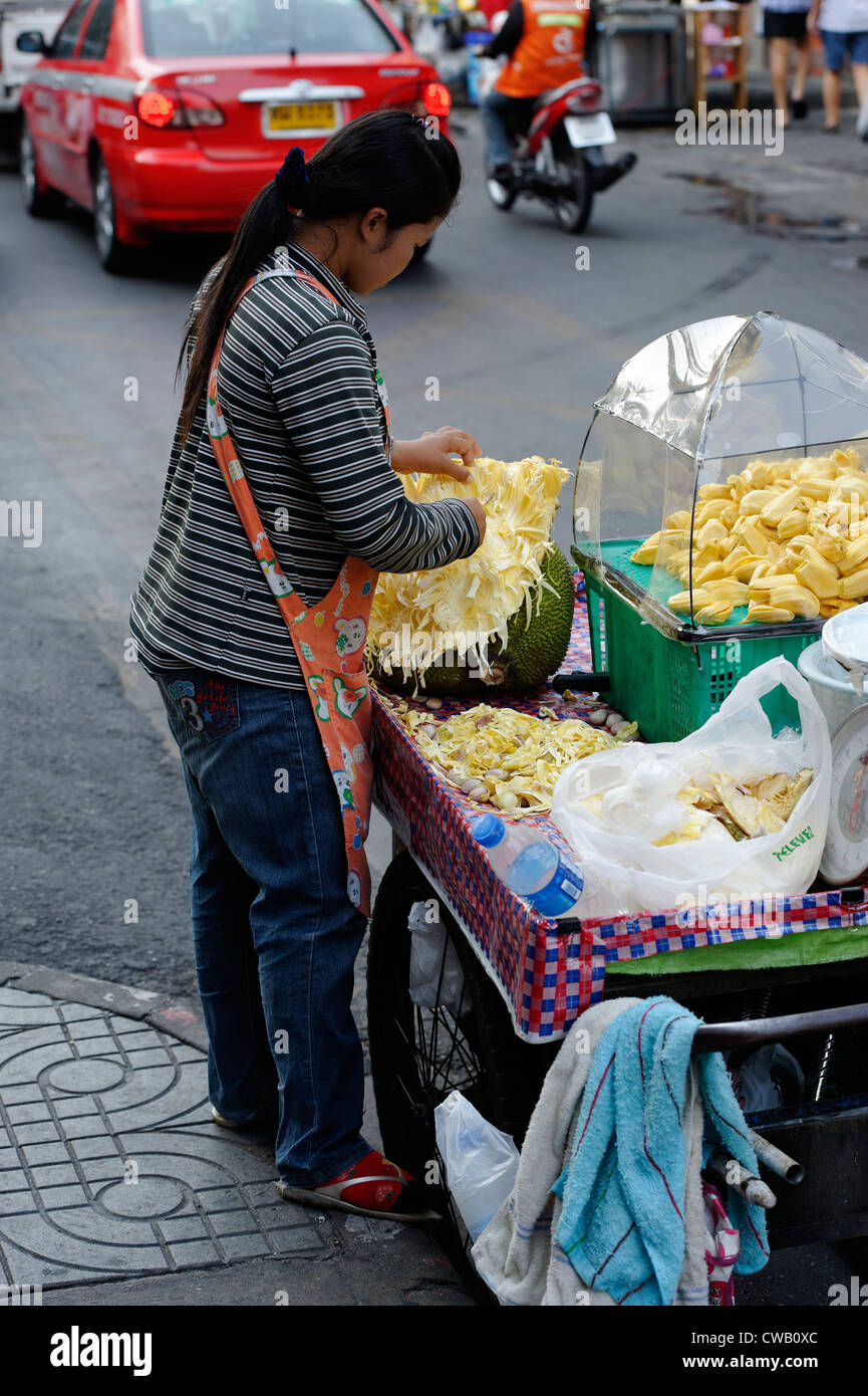 Blocage de Hawker vendant de la nourriture dans les rues de Bangkok Banque D'Images