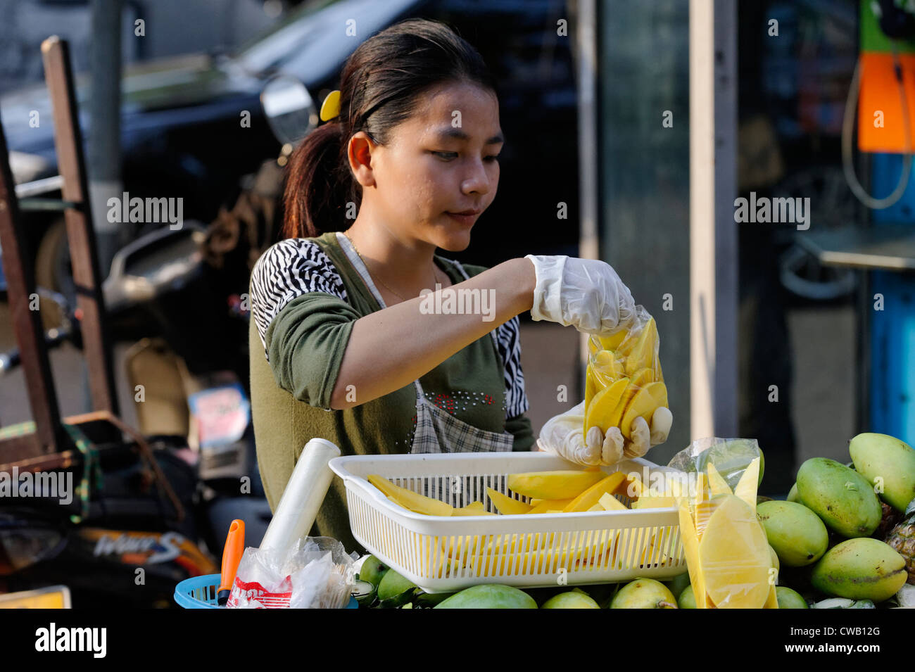 Femme au travail sur hawker stall vendant de la nourriture dans les rues de Bangkok Banque D'Images