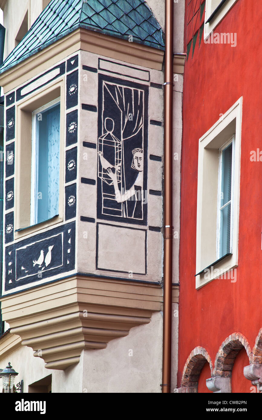 Un oriel décoré ou baie vitrée dans une rue latérale, au large de la place de la vieille ville, Stary Rynek, dans la ville polonaise de Poznan, Pologne Banque D'Images