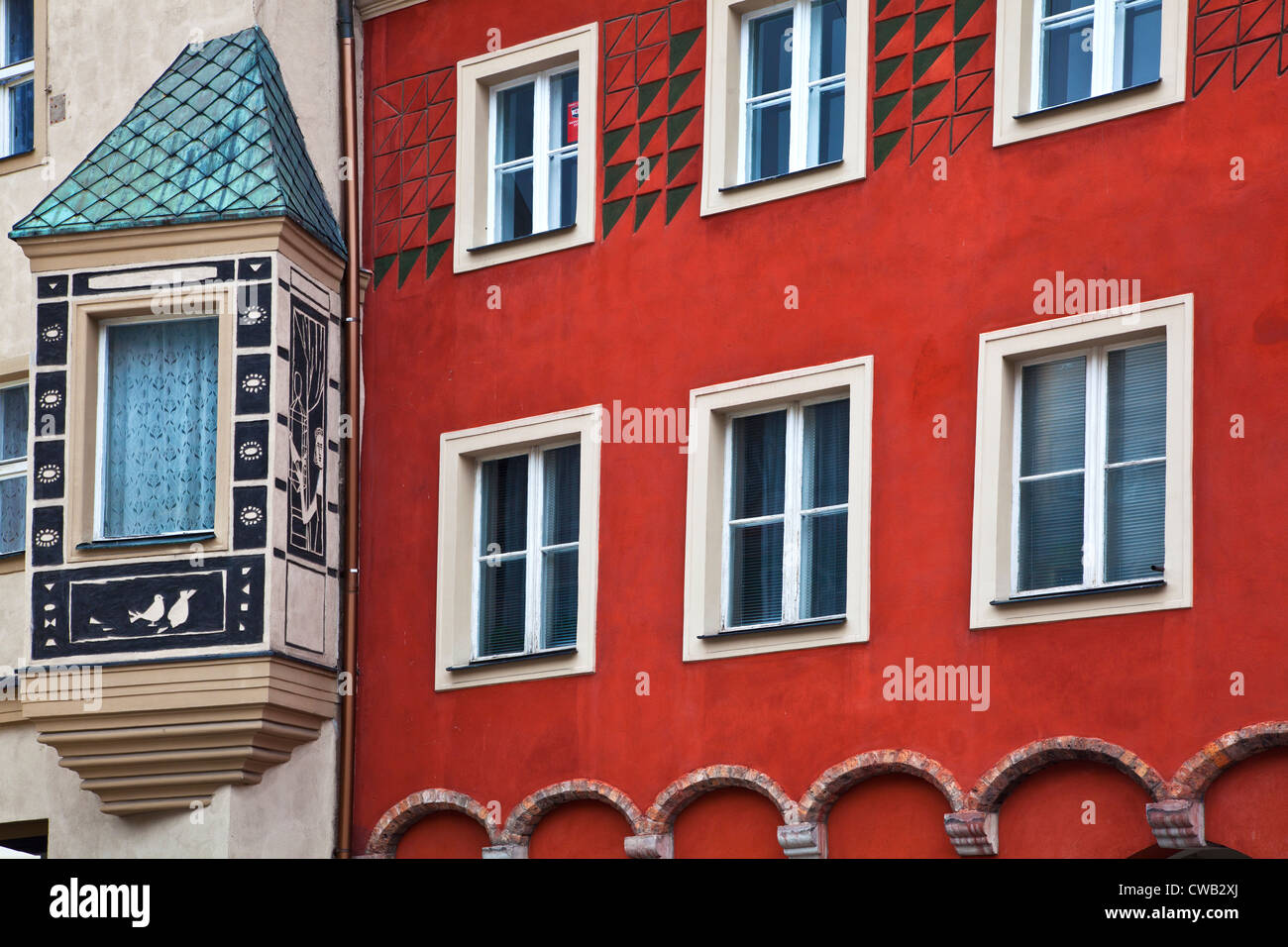 Oriel ou baie vitrée et façade de maison décorée peint en place du marché de la vieille ville, à Stary Rynek, ville polonaise de Poznan, Pologne Banque D'Images