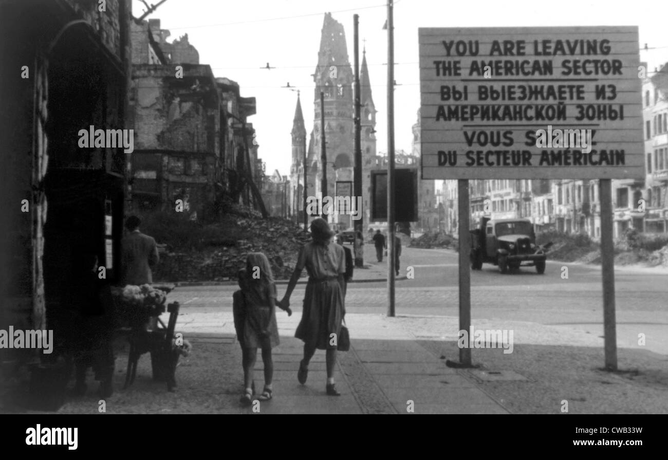 Berlin, Allemagne avec signe indiquant la fin de l'American privé dans le premier plan et l'église Kaiser Wilhelm dans le Banque D'Images