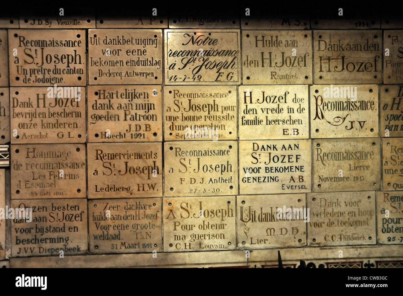 Leuven / Louvain, Belgique. Sint Antonius Kapel. Remerciant Plaques St Joseph Banque D'Images