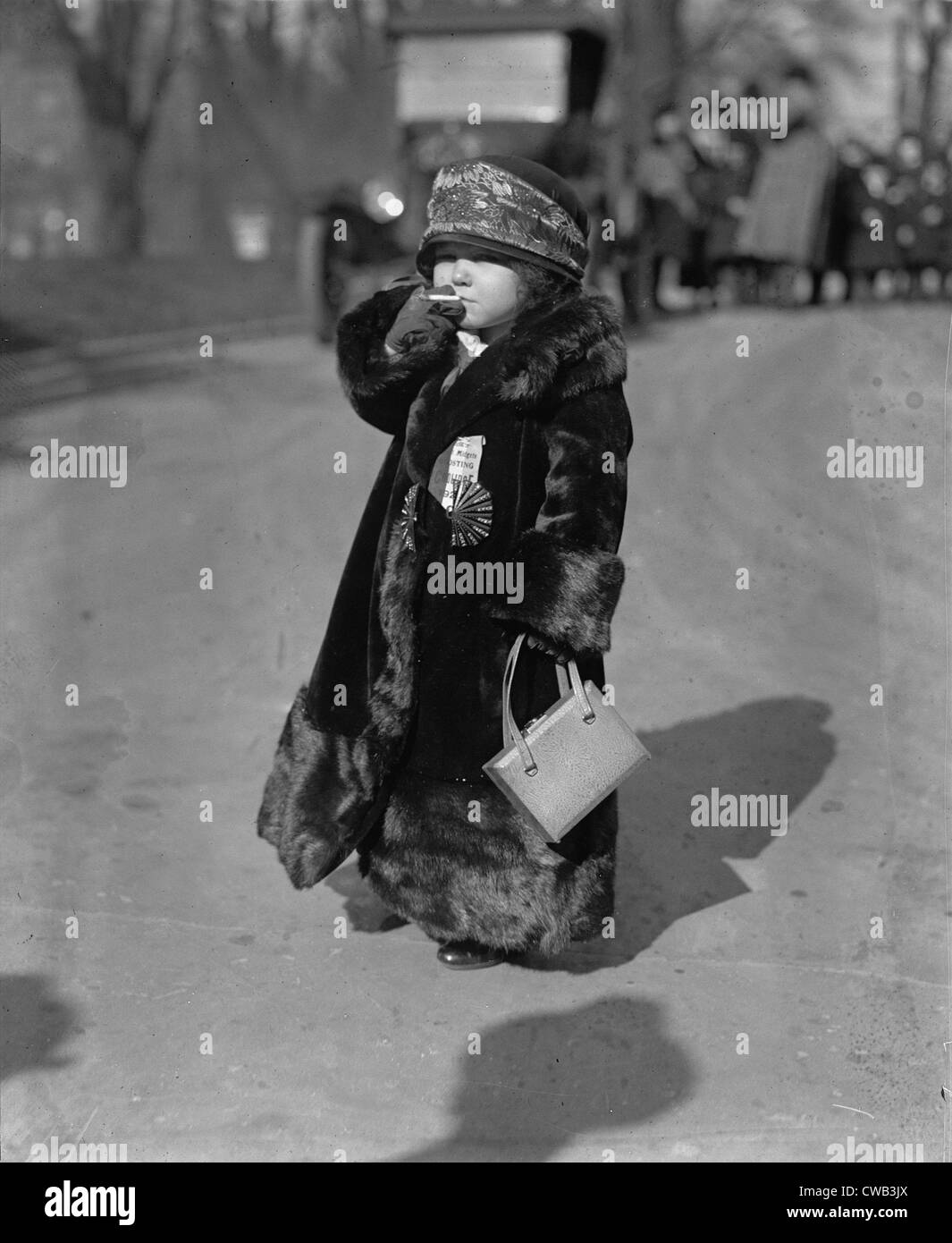 Midget femme de fumer la cigarette, portant un manteau de fourrure, la photographie vers le 23 janvier 1924. Banque D'Images